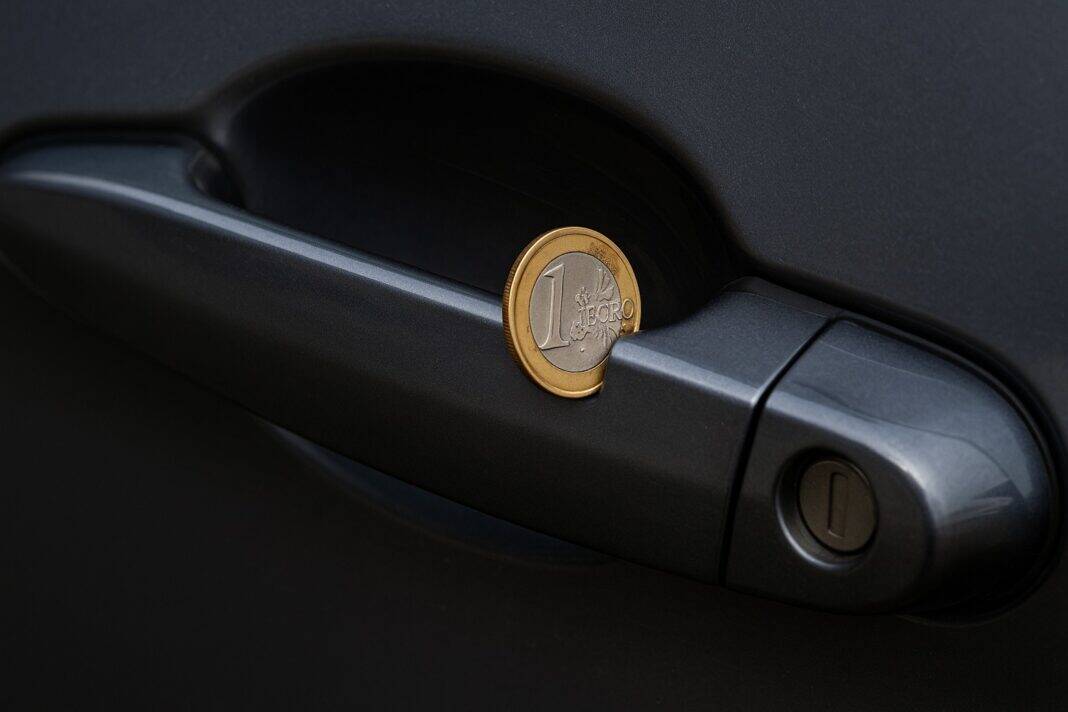 Cuidado com o truque das moedas no parque de estacionamento